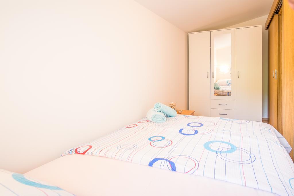 Apartment Karamarko Malinska Esterno foto